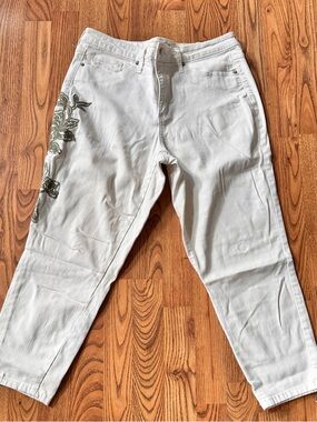 Universal Thread White Ankle Jeans with Olive Floral Embroidery